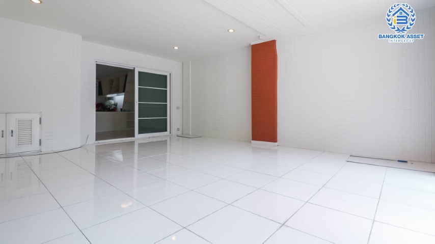 *****ทาวน์เฮ้าส์มือสองย่านลาดพร้าว ม.คาซ่าซิตี้ ลาดพร้าว เนื้อที่กว้าง 27.50 ตร.ว. ฟังก์ชัน 3 ห้องนอน  4 ห้องน้ำ ทาวน์เฮ้าส์ตกแต่งสวย ในย่านอยู่อาศัย เหมาะกับการทำเป็น Home Office  ตั้งบนทำเลแห่งการเดินทาง ใกล้รถไฟฟ้าสายสีเหลือง "สถานีลาดพร้าว101" และจุดขึ้นทางด่วน "เอกมัย-รามอินทรา" จองเลย!!